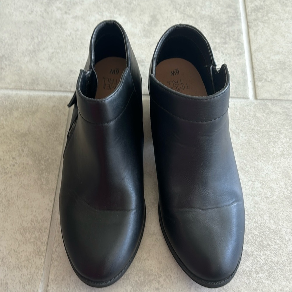 Black low rise boot